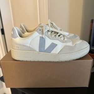 V-90 Veja Sneakers